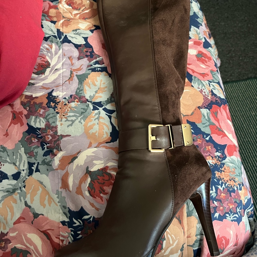 Beautiful tall brown boots only worn a couple of times in good condition.